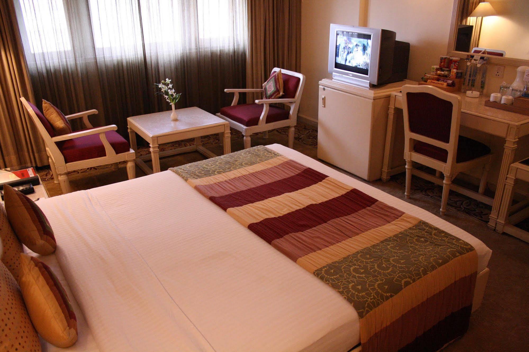 Hotel Bawa International Mumbai Bagian luar foto